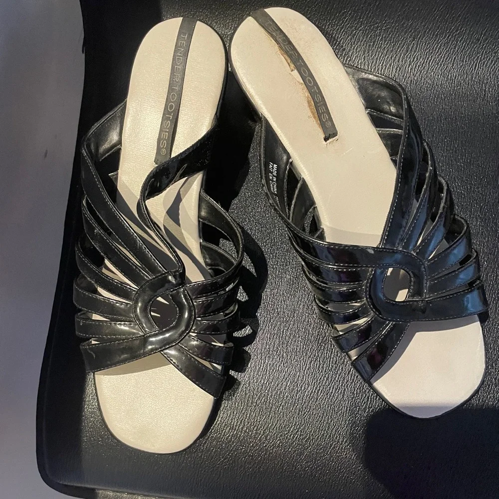 🌷🌷Two /,$20.00🌷🌷Black patent Slip on Sandals in Size 10W by Andrew Geller. - Picture 2 of 7